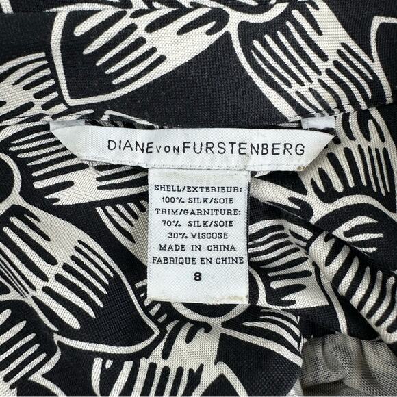 DVF Diane Von Furstenberg Silk Floral Pocketed V-neck Dress 8 - Picture 11 of 11